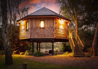 Treetop Hideaways' treehouse, Woodhall Spa