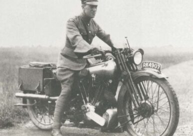 Lawrence on the Brough Superior SS100 that he called 'George V.' Image: Creative Commons.