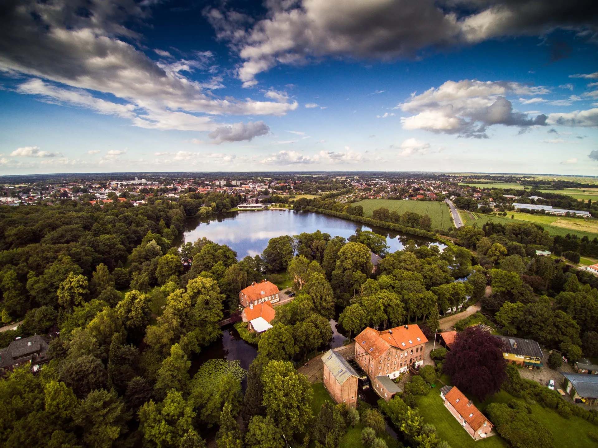 Rantzauer See, Barmstedt, with its idyllic castle. Image: Shutterstock.