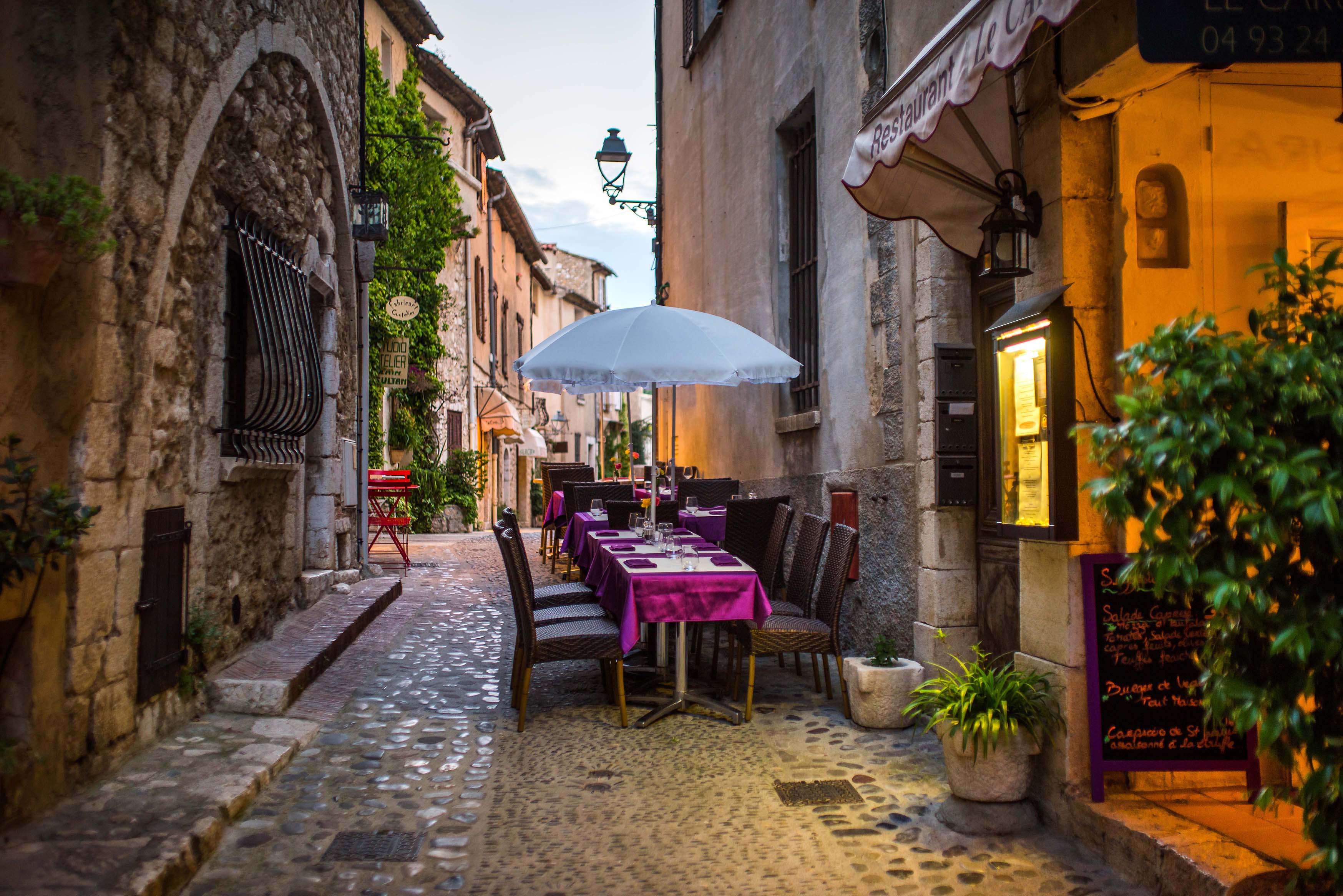 A restaurant in the evening at the old streets of Saint Paul de Vence, France. Image: Shutterstock.
